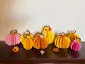 Pyssla halloween med söta papperspumpor i rosa och gult. Perfekt för höstmyset!