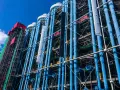 Widok z dołu na kolorowe rury i konstrukcję budynku Centrum Pompidou w Paryżu.