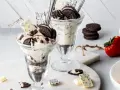 Dwa puchary lodów z kawałkami oreo i białej czekolady. Idealne na deser, gdy masz ochotę na oreo ciastka.