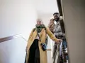 Glückliche Familie auf Treppe, die sich auf den Weg macht. Mit Ehe-Rechtsschutz ohne Wartezeit sind sie für alles gerüstet.