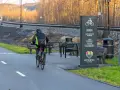 Rowerzyści na ścieżce wzdłuż torów kolejowych. Nowe trasy rowerowe Śląsk zachęcają do aktywnego spędzania czasu.