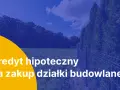 Kredyt hipoteczny na zakup działki budowlanej. Tuje i ogrodzenie na tle błękitnego nieba z chmurami.