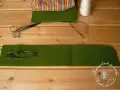 Potrzebne materiały do szycia: zielony filc, nożyczki, nitka, szpulka, linijka. Zobacz, jak zrobić etui na okulary.