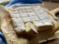 Una deliziosa torta delle monache, tagliata a quadrotti e cosparsa di zucchero a velo, pronta per essere gustata.