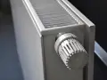 Termostato de un circuito de calefacción por radiadores de agua, ajustando la temperatura.