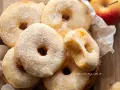 Frittelle di mele dorate e zuccherate, una delizia fatta in casa.