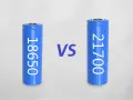Dos baterías cilíndricas azules, una etiquetada "18650" y otra "21700", separadas por un símbolo "VS".