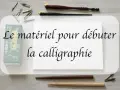 Un ensemble d'outils de calligraphie, incluant des plumes, des porte-plumes et une boîte d'encre, prêt pour une nouvelle œuvre.