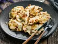 Pyszne pierogi z cebulką na talerzu. Zastanawiasz się, ile gotować pierogi, by były idealne?