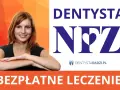 Uśmiechnięta kobieta obok logo "DENTYSTA NFZ". Bezpłatne leczenie u specjalisty od dziąseł.