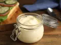 Un pot de mayonnaise maison sans oeuf, crémeuse et onctueuse, prête à garnir un sandwich.