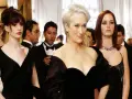 Il cast de Il diavolo veste Prada: Anne Hathaway, Meryl Streep e Emily Blunt in abiti eleganti.