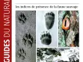 Indices de présence d'animaux en montagne : empreintes dans la boue, dans la neige, et un fruit dans un arbre.