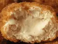 Un cordon bleu croustillant, tout juste sorti de l'airfryer, révèle un cœur fondant et crémeux.
