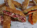 Pan de cristal ripieni di salumi e salmone affumicato, un'esplosione di sapori.