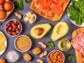 Składniki diety keto: jajka, łosoś, awokado, orzechy, masło, olej, szpinak. Zdrowa dieta keto a wątroba.