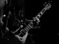 Ein Gitarrist spielt einen fetten Gitarren Riff auf einer E-Gitarre.