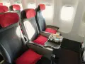 Komfortowe fotele i posiłek na tacy czekają na pasażerów. Planujesz loty do USA z Polski? To może być Twój widok z okna.