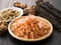 Suszone rybki, grzyby shiitake, wodorosty kombu i płatki bonito – składniki, które nadają potrawom głęboki, bogaty smak umami.
