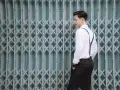 Elegancki mężczyzna w białej koszuli i szelkach, gotowy na white party.