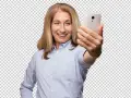 Uśmiechnięta kobieta robi selfie, prezentując swoje kreatywne przedstawienie siebie.
