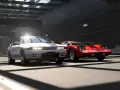 Biały Nissan i czerwony Lamborghini ścigają się na torze, jak w grze Gran Turismo 8.