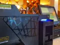 Sistema TPV para restaurantes, con pantalla, cajón y dispensador de efectivo. Ideal para gestionar tu negocio con software para restaurantes gratis.