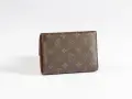 Portafoglio compatto con l'iconico monogramma, un vero marchio Louis Vuitton originale, perfetto per ogni occasione.