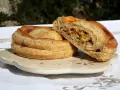 Rustico leccese ricetta: sfogliata dorata ripiena di formaggio e verdure, un classico salentino.