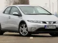 Srebrny Honda Civic, wyglądający jak UFO, na drodze.