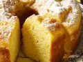 Un soffice ciambellone allo yogurt, cosparso di zucchero a velo, pronto per essere gustato.