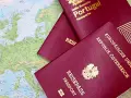 Paszporty Portugalii i Austrii leżą na mapie Europy. Planujesz podróż i zastanawiasz się, czy Bułgaria jest w Schengen?