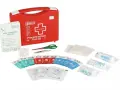Trousse pharmacie bébé 2 ans : une trousse rouge de premiers secours avec pansements, compresses, ciseaux, pince à épiler et guide.