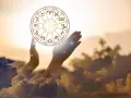 Dłonie unoszą koło zodiaku, symbolizując drogę do tego, jak obliczyć numer astrologiczny.