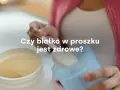 Dłoń nabiera miarkę białka w proszku z dużego pojemnika. Czy białko w proszku jest zdrowe?