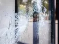 Rozbite okno, pajęczyna pęknięć. Czas na wymianę szyby w oknie, by przywrócić bezpieczeństwo i estetykę.
