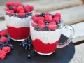 Pyszne desery z nasion chia z malinami i borówkami. Idealne przepisy na zdrowe śniadanie lub deser.