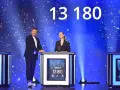 Na scenie programu "Jaka to melodia?" prowadzący i uczestniczka Anika z wynikiem 13180 punktów.