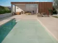 Relájate junto a una piscina con los colores de piscinas modernas, rodeada de un diseño minimalista y vistas a la montaña.