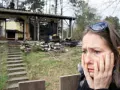 Verzweifelte Frau vor ihrem abgebrannten Haus. Die Versicherung zahlt nicht, ihr Leben liegt in Trümmern.