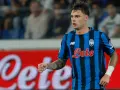 Piłkarz Atalanty w niebiesko-czarnej koszulce z logo "Lete" podczas meczu Atalanta – Udinese.