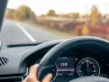 Przekroczenie prędkości o 30 km/h. Na desce rozdzielczej widnieje 108 km/h, a wskazówka prędkościomierza jest blisko 120 km/h.