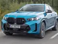 Niebieskie BMW X6 M na drodze. Sprawdź aktualną bmw x6 cena i konfigurację tego sportowego SUV-a.