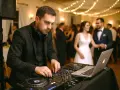 DJ na weselu tworzy atmosferę, podczas gdy para młoda tańczy. Zaiks wesele w pełni!