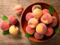 Brzoskwinie w glinianej misie, idealne na zdrową przekąskę. Niska brzoskwinia kcal, wysoka zawartość witamin.