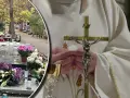 Parafianin w białej szacie trzyma hostię i krzyż. Obok cmentarz z kwiatami i zniczami.