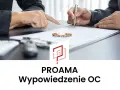 Podpisanie dokumentów, kluczyki i zabawkowy samochód symbolizują proama wypowiedzenie OC.