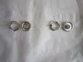 Quatre pièces de bouton pression métal argenté, prêtes à poser sans pince.