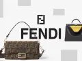 Iconico logo Fendi e due borse iconiche dell'azienda: una baguette marrone con monogramma FF e una borsa nera con interno giallo.