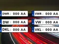 Przykładowe tablice rejestracyjne z literami DWR, DW, DKL, VWR, VW, VKL.